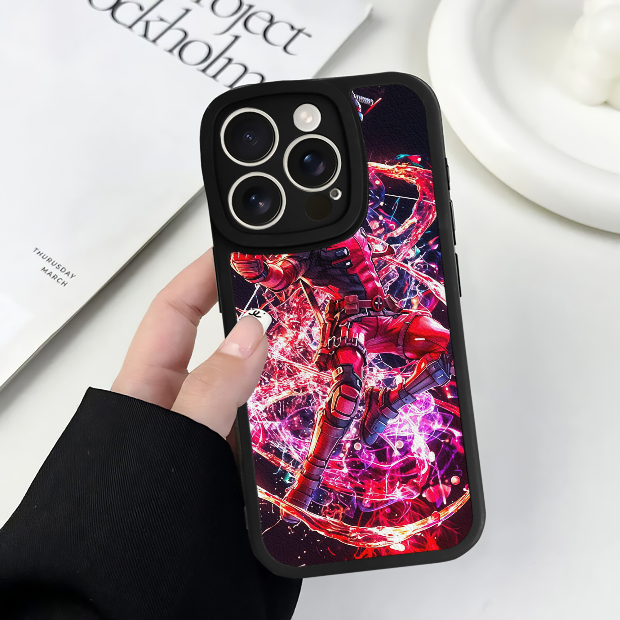 （画像用） Deadpool デッドプール 【iPhone 16シリーズ対応】シリコンスマホケース（レザー調） 材質：シリコン